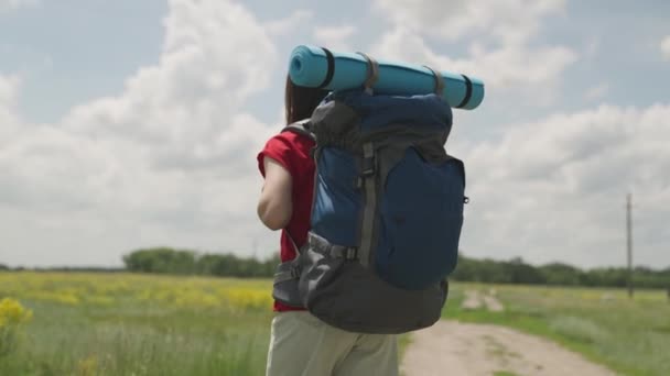 Girl traveler millennial travels with backpack, family vacation concept, hiking in nature, female day off, having fun looking for adventure, travel concept — Stock Video