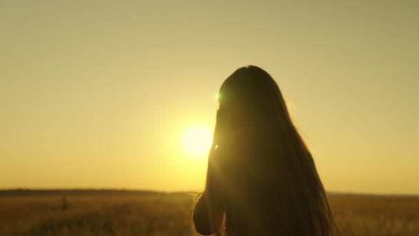 Fille heureuse court dans les écouteurs au coucher du soleil, un mode de vie actif pour perdre du poids et de maintenir une silhouette mince, une femme luttant pour le rêve d'être le premier, se préparer à une compétition de course — Video