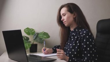 İş kadını ofisteki bir bilgisayarda çalışır, serbest çalışan biri klavyeye yazı yazar, internetteki bir programda uzaktan veri transferi için, bir kız önemli bilgileri doldurur ve korur.