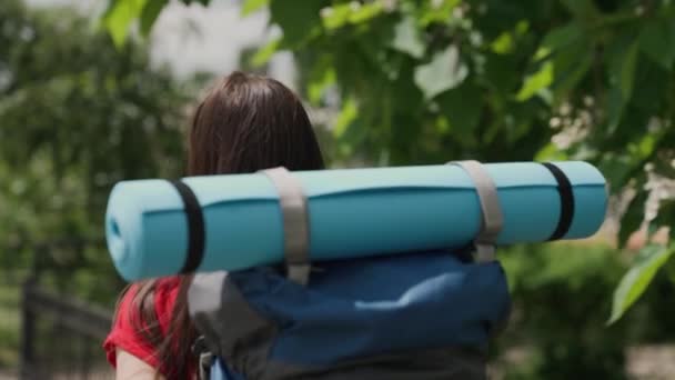 Jeune fille millénaire voyage avec sac à dos et tapis touristique, jour lumineux dans la vie, concept de vacances heureux, vacances dans la nature sur la route touristique, à la recherche d'aventure en vacances, concept de voyageur — Video