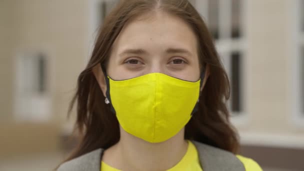 Девочка школьница улыбается в защитной маске, коронавирусная пандемия, ковид 19, безопасная прогулка по городу, помогает от инфекций и пыли, фильтрации воздуха, держать здоровых людей в безопасности, концепция — стоковое видео