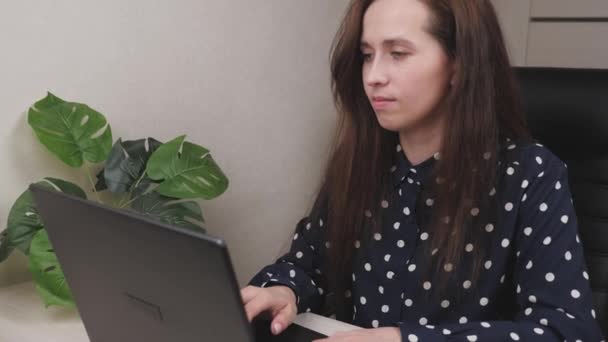 Lány szabadúszó dolgozik elszigetelten otthon, otthoni iroda, boldog nő kedvenc munkáját, tanulni a számítógépen online és az alkalmazás, kap szakma online tanfolyamok, képzési koncepció — Stock videók