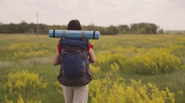 Sırtında sırt çantasıyla gezmeye, yürüyüş koşullarında aktif turist istirahati, macera dolu bir hayat, kadın mutluluğu ve özgürlük hayali, yoga ve spor minderi.