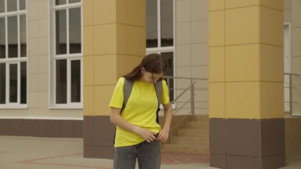 Colegiala se pone una máscara protectora en la cara, tiempo de pandemia de coronavirus, la salvación de las enfermedades alérgicas, las sonrisas de los estudiantes universitarios, la derrota covid 19, las enfermedades infecciosas de la gripe — Vídeo de stock