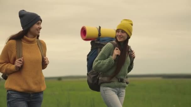 Millennium hipster ragazze viaggiano con zaini e sorriso, mamma e figlia all'aperto, donne felici sognando di rilassarsi, escursioni nella natura, week-end nella natura, divertirsi con la vita dura, sport walkin — Video Stock