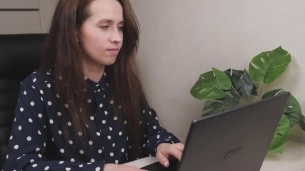 Девушка-фрилансер работает за ноутбуком в домашнем офисе, деловая женщина-предприниматель, молодая женщина делает заказ на еду в интернет-магазине, активный бизнес в компьютере удаленно — стоковое видео