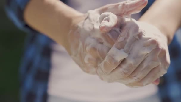비누를 클로즈업으로 손을 씻고, 먼지를 제거하기 위해 젤을 거품으로 만들고, 비로스 미생물, 건강 관리, 건강 한 생활 방식을 따르는 코로나 바이러스, 소독약으로 손을 씻고, — 비디오