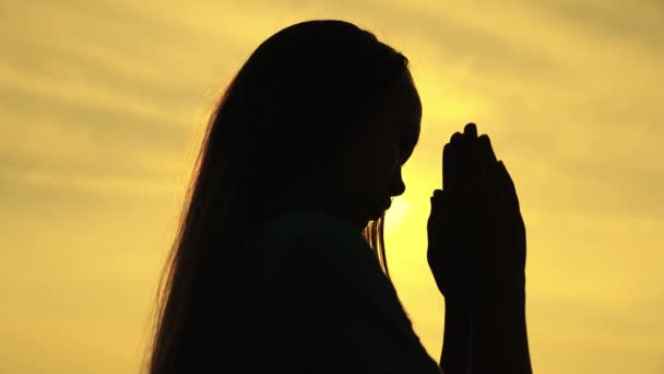 Dziecięce marzenie o szczęśliwym dzieciństwie, sylwetka nastolatka proszącego Boga o pomoc o zachodzie słońca, modlącego się o zdrowie o świcie, żałującego tego, co zrobił, wiara w dobroć i sprawiedliwość — Wideo stockowe