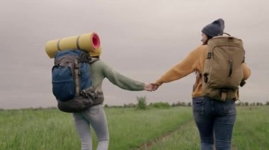 Sırt çantalı neşeli kızlar yürüyüşe çıkarlar, mutlu bir günün hayalini kurarlar, kız arkadaşlarıyla seyahat ederler, milenyum gezginleri, çantalarla etrafı keşfederler, ağır çekimde gezerler.