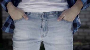 Adam boş cepler, kriz, iflas ve iş sıfır gösteriyor, kredi ödeyecek parası yok, işsizlik ve yoksulluk, borç içinde yaşam, umutsuz enflasyon, insanların yoksullaşması konsepti