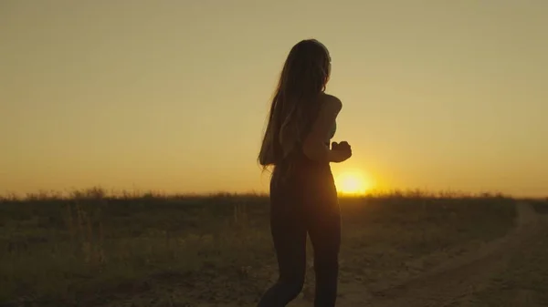 Uma Menina Fones Ouvido Corre Pôr Sol Correndo Manhã Amanhecer — Fotografia de Stock