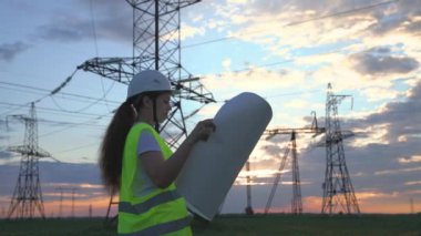 Elektrikçi günbatımında modern yüksek voltaj kuleleri, elektrik hatları tehlikesi, bakım için elektrik, watt endüstriyel profesyonel ekipman güç dağılımı, elektrik mühendisi santrali