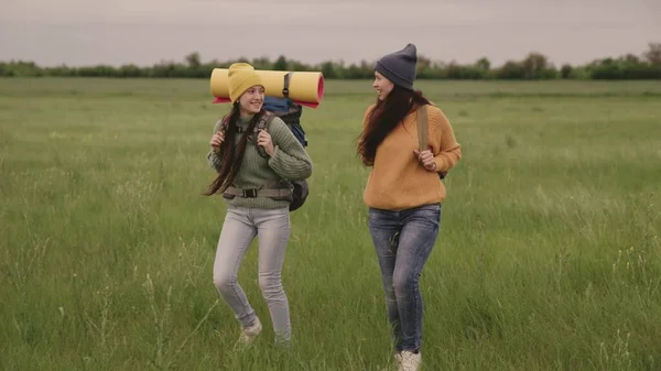 Happy girls voyage avec des sacs à dos randonnée, sortie de week-end amusant avec des sacs de voyage, mode de vie actif en plein air, loisirs de groupe féminin, voyageurs hipster depuis des milliers d'années, libre circulation à la recherche de — Photo