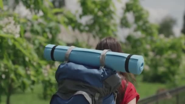 Jeune fille millénaire voyage avec sac à dos et tapis touristique, jour lumineux dans la vie, concept de vacances heureux, vacances dans la nature sur la route touristique, à la recherche d'aventure en vacances, concept de voyageur — Video