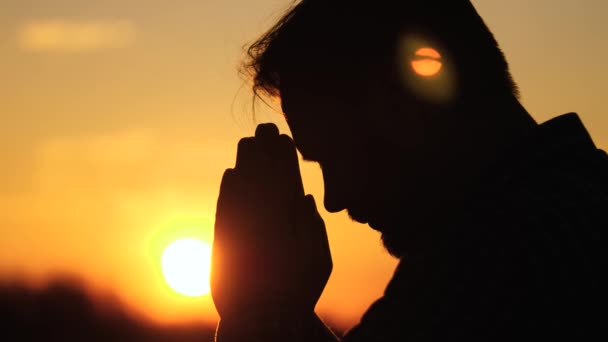 Een moslim bidt bij zonsondergang, vraagt de hemel om vergeving, heeft berouw van de daden van het leven, vergeeft zonden, wordt een gelukkig persoon, aanbidt het zonlicht, Ramodan bij zonsopgang, religieus geloof is goed, mediteert — Stockvideo