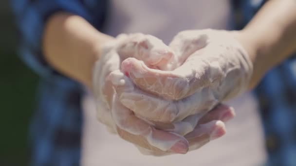 Ellerini sabunla yakın çekimde yıka, jeli köpükle temizle, viros mikroplarından deriyi temizle, sağlık hizmetlerini, sağlıklı bir yaşam tarzını takip et, koronavirüsü, dezenfektanlarla el bakımını yap. — Stok video