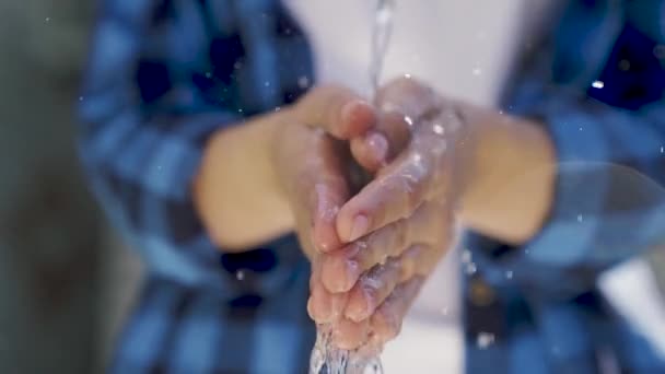 Lavar as mãos com água limpa, bokeh, lavar germes com um fluxo transparente limpo de água, economizar água com moderação em uma crise, agricultura, trabalhar no campo, beber líquido para saciar sua sede — Vídeo de Stock