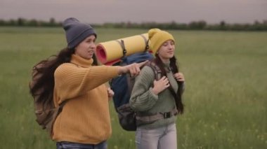 Mutlu bayan gezgin seyahat sporları turist sırt çantalarıyla yürüyüş, eğlenceli bir tatil hayali, kız arkadaşlar kamp gezisi, macera keşfi, kadın takımı, takım çalışması, aktif yaşam tarzı