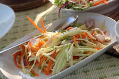 Sebze ve biberli baharatlı mango salatası..