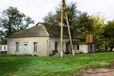Evin yanında iki sütun inşa eden eski ev.