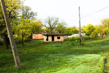 Penceresi ve kapısı olmayan eski tuğla bina
