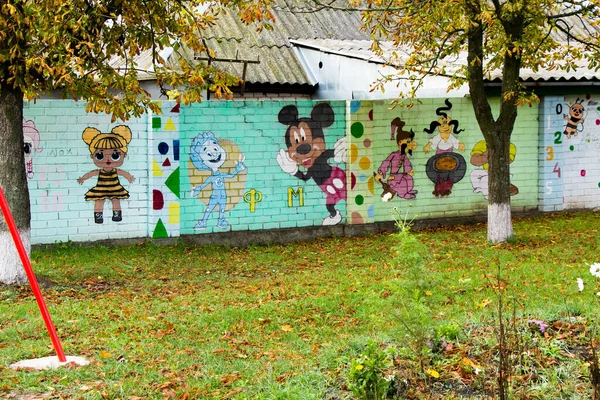 Tekeningen Een Bakstenen Muur Bij Bomen Rechtenvrije Stockfoto's