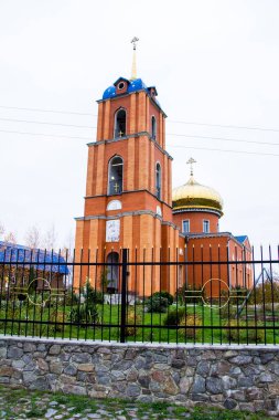 Ukrayna Ortodoks Kilisesi at arabasının yanında duruyor.