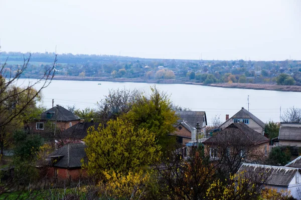 Établissement Type Urbain Dresse Près Étang Des Toits Maisons Sont — Photo