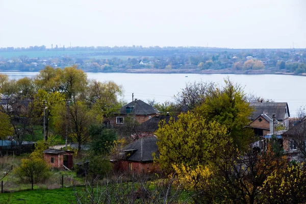 Stadsbebyggelse Står Nära Damm Tak Hus Synliga Från Toppen — Stockfoto