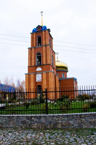Die Ukrainisch Orthodoxe Kirche Steht Neben Der Fahrbahn — Stockfoto