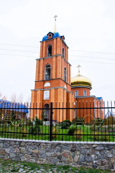 Die Ukrainisch Orthodoxe Kirche Steht Neben Der Fahrbahn — Stockfoto