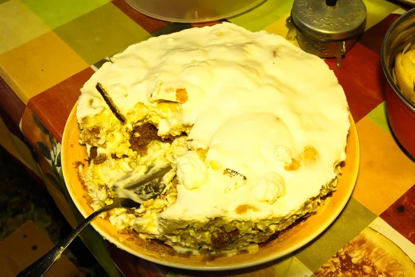 Hausgemachter Kuchen Steht Auf Dem Küchentisch Einem Teller Einen Tarek — Stockfoto