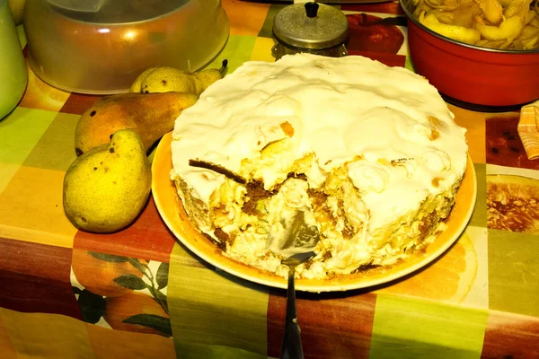 Zelfgebakken Taart Staat Keukentafel Een Bord Rond Een Tarek Ingericht — Stockfoto