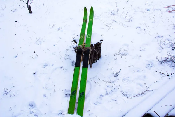 Esquís Soviéticos Viejos Con Postes Yacen Nieve —  Fotos de Stock