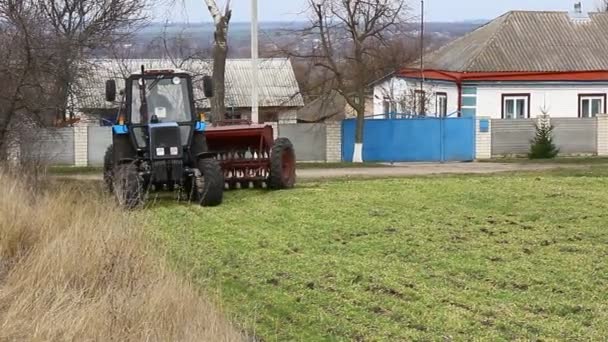 Primavera alimentación de trigo de invierno con fertilizante Ucrania — Vídeo de stock