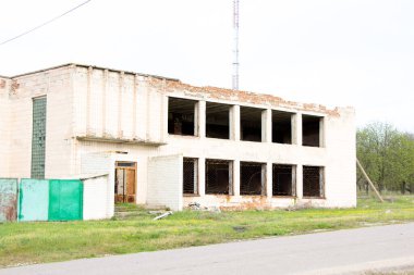 SSCB 'nin Kirovograd bölgesinde inşa ettiği terk edilmiş iki katlı tuğla bina.