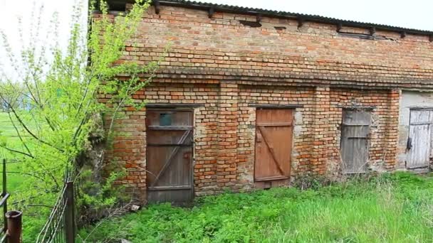 Antigos edifícios de tijolos da união soviética na região de Kirovograd — Vídeo de Stock