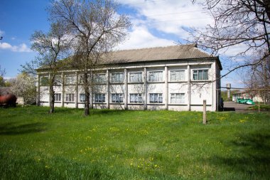 Ukrayna 'daki modern binalar ve eski mekanik traktör binaları