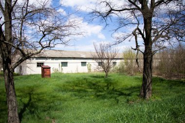 Ukrayna 'daki modern binalar ve eski mekanik traktör binaları