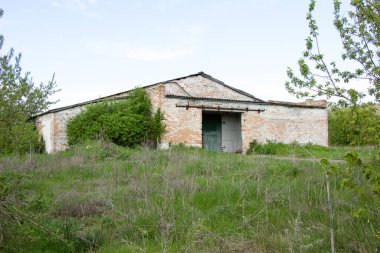 SSCB Ukrayna tarafından inşa edilmiş eski tuğla evler terk edilmiş çiftlik hayvanları kompleksi