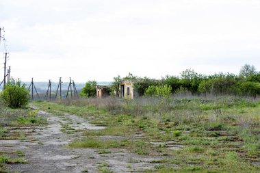 SSCB Ukrayna tarafından inşa edilmiş eski tuğla evler terk edilmiş çiftlik hayvanları kompleksi