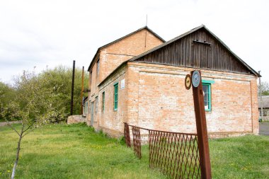 Kırsal kesimlerde, Ukrayna 'daki petrol fabrikası mezbahadan yapılmış evrensel bir bina.