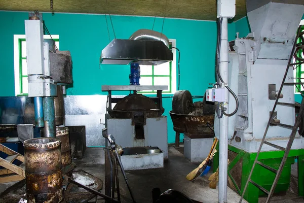 Equipment for oil mill press, oil squeezing, oil delivery to weighing, grain receiving pit