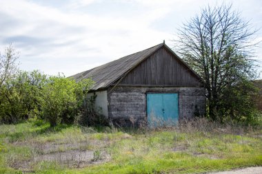 Ukrayna kırsalında yeni binalar ve eski binalar tahıl ambarları