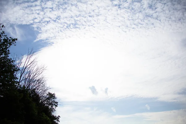 Jen Málo Kouřových Mraků Obloze Zakrylo Slunce — Stock fotografie