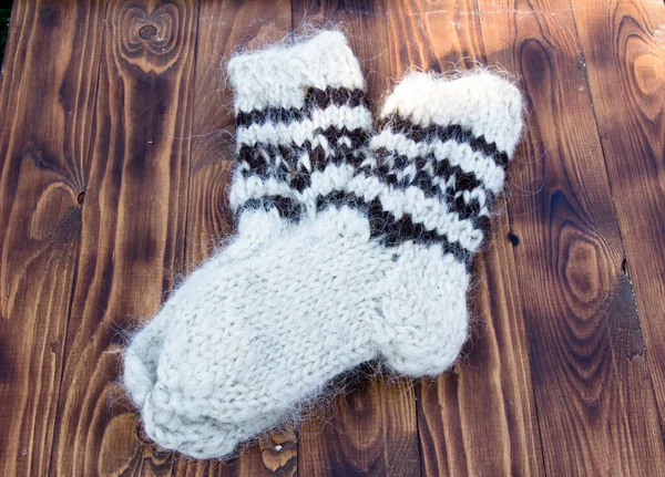 Gestrickte Socken Mit Naturwolle Auf Dunklem Hintergrund — Stockfoto