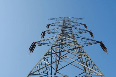 Yüksek voltaj direği ya da yüksek voltaj kulesi. Sabahları mavi gökyüzü zeminli.
