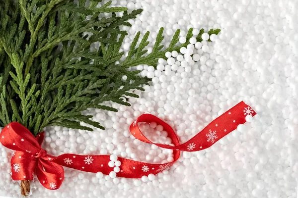 Κλαδί Ελάτης Κόκκινη Κορδέλα Λευκό Φόντο Χιονιού Έννοια Της Πρωτοχρονιάς — Φωτογραφία Αρχείου