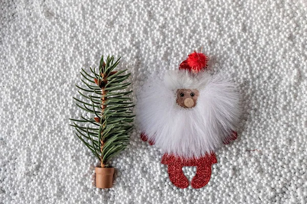 Mini Árbol Navidad Figura Santa Claus Sobre Fondo Nieve Blanca — Foto de Stock