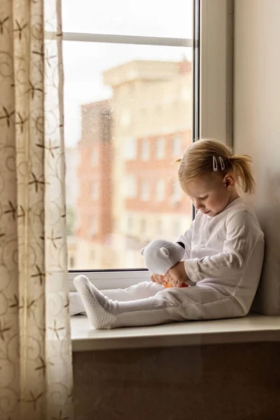 Маленькая Девочка Белой Одежде Играет Мягкими Игрушками Окна Самоизоляция Содержание — стоковое фото